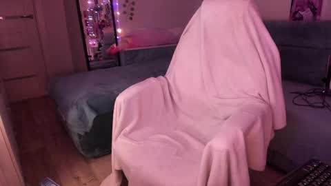 Snapshot of valerie_cutee chatting on 10.22.25 Lera online show from 10.22.25