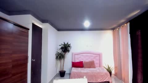 Snapshot of valerie_fox19 chatting on 10.04.25 Valerie fox online show from 10.04.25