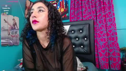 Snapshot of valerie_mase chatting on 01.06.25 vale online show from 01.06.25