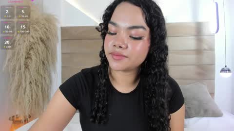 Snapshot of valeriediazx chatting on 12.14.24 valeri online show from 12.14.24