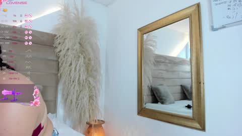 Snapshot of valeriediazx chatting on 12.19.24 valeri online show from 12.19.24