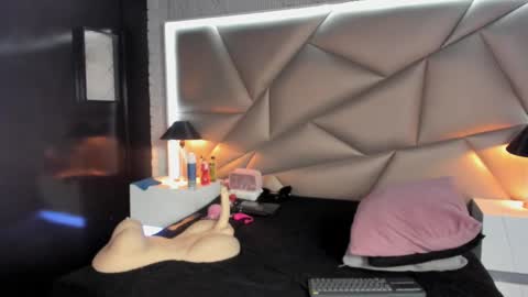 valery_smith15 online show from 02.24.25