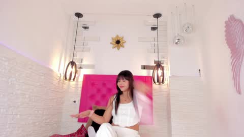 Vallolet Peach  online show from 12.12.24
