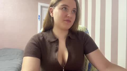 Snapshot of valvet_sky chatting on 06.18.26 Lily online show from 06.18.26