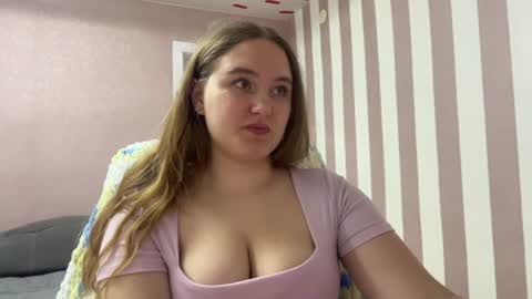 Snapshot of valvet_sky chatting on 06.19.26 Lily online show from 06.19.26