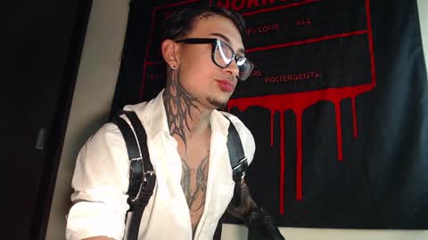 Snapshot of vampiredavyd chatting on 01.31.25 david guzman i model independenthelp me with a thumbs up online show from 01.31.25