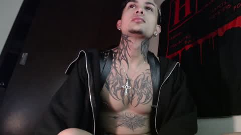 Snapshot of vampiredavyd chatting on 02.01.25 david guzman i model independenthelp me with a thumbs up online show from 02.01.25