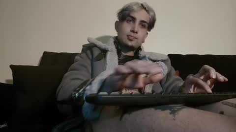 Snapshot of vampiredavyd chatting on 03.08.25 david guzman i model independenthelp me with a thumbs up online show from 03.08.25