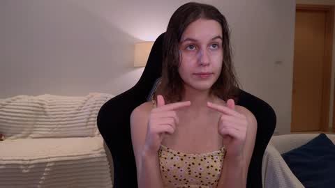 Snapshot of vanessabayer chatting on 01.07.25 vanessa online show from 01.07.25