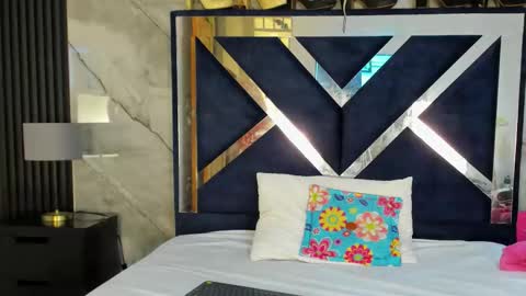 Vanessa Hard online show from 01.11.26