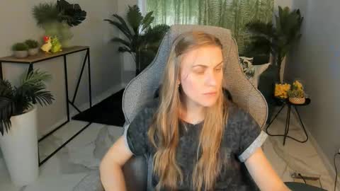 Snapshot of vanessamate chatting on 10.20.25 Vanessa online show from 10.20.25