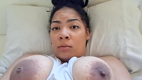 Snapshot of vanessareign chatting on 10.17.25 vanessareign online show from 10.17.25