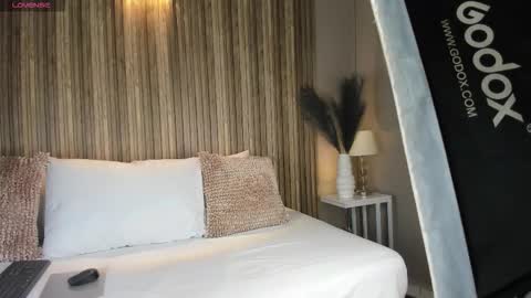 Snapshot of vannecamiel chatting on 10.23.25 V A N N E S A   online show from 10.23.25