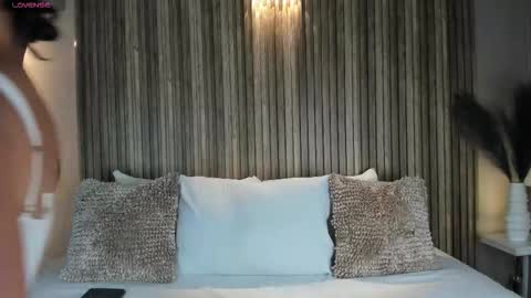 Snapshot of vannecamiel chatting on 10.27.25 V A N N E S A   online show from 10.27.25