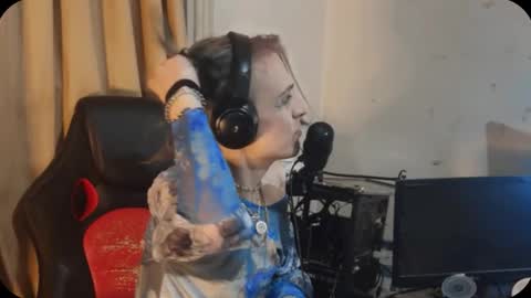 Snapshot of veelucious chatting on 10.08.25 veelucious online show from 10.08.25