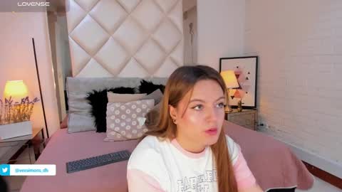 Vee Simons online show from 12.23.24