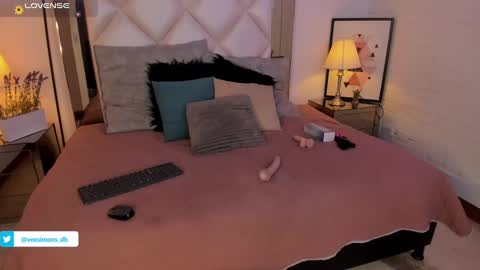 Vee Simons online show from 01.03.25