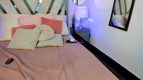 Vee Simons online show from 01.04.25