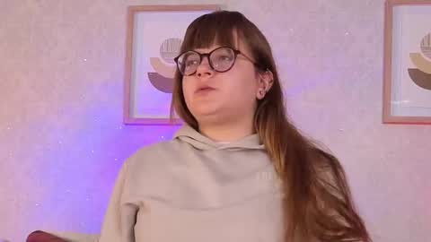 Vee Simons online show from 10.10.25