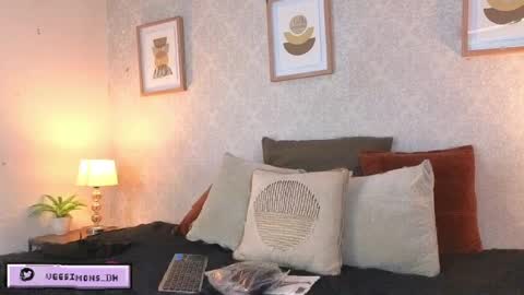 Vee Simons online show from 04.08.26