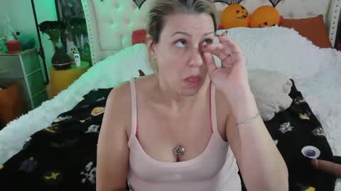 Snapshot of vegas_danielle chatting on 10.30.25 Vegas Dani online show from 10.30.25