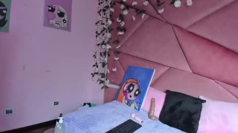 Snapshot of vellaparis chatting on 10.17.25 vellaparis online show from 10.17.25