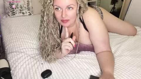 Snapshot of vellinka chatting on 10.10.25 vellinka online show from 10.10.25