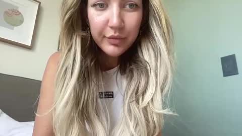 Snapshot of velonira chatting on 11.17.25 velonira online show from 11.17.25