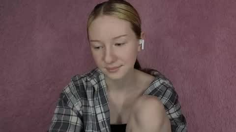Snapshot of velunee chatting on 05.12.26 Sophie online show from 05.12.26