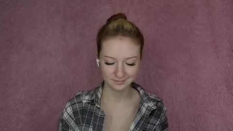 Snapshot of velunee chatting on 05.21.26 Sophie online show from 05.21.26