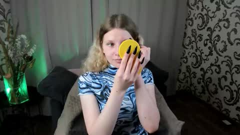 velvet_peach_ online show from 11.21.25