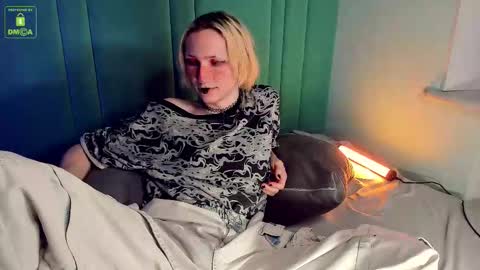 Snapshot of velvetqueer chatting on 10.08.25 TRISS online show from 10.08.25