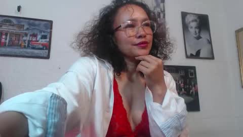 Snapshot of venus_lov chatting on 10.06.25 venus_lov online show from 10.06.25