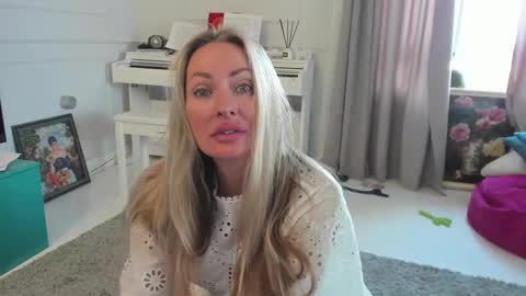 Snapshot of veola_new chatting on 09.28.25 Violetta  online show from 09.28.25