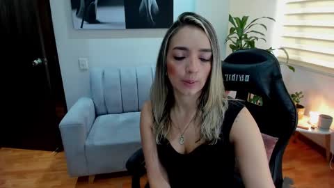 Snapshot of veromars_ chatting on 02.25.25 Catalina online show from 02.25.25