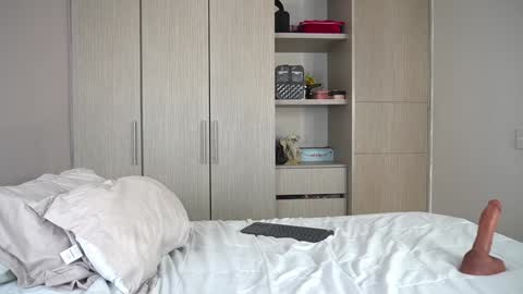  V A L  help me reach 100likes online show from 03.04.25