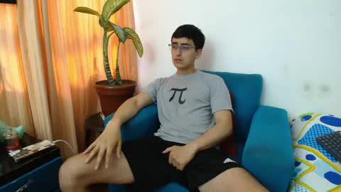 Snapshot of versatileguuy chatting on 05.15.26 versatileguuy online show from 05.15.26