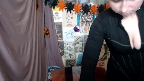 Snapshot of veryveryvery_shy chatting on 10.28.25 veryveryvery_shy online show from 10.28.25