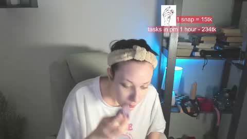 Snapshot of vi_vikkk chatting on 02.23.25 VIKA online show from 02.23.25