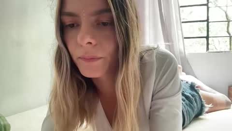 Snapshot of viajemos chatting on 03.25.26 papichulo y mamichula online show from 03.25.26