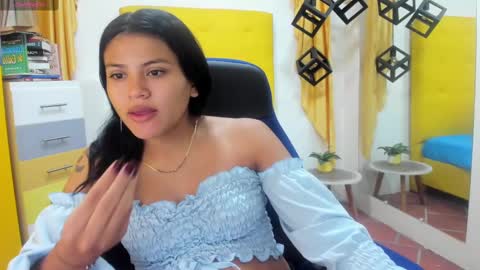 Snapshot of vic_nahomy chatting on 02.12.25 nahomy online show from 02.12.25