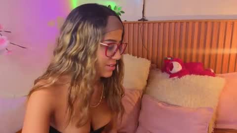 Snapshot of vicky_bass chatting on 10.03.25 VICTORIA online show from 10.03.25