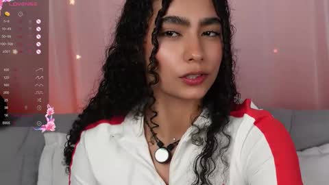 Snapshot of vicky_curly chatting on 09.13.25 vicky_curly online show from 09.13.25