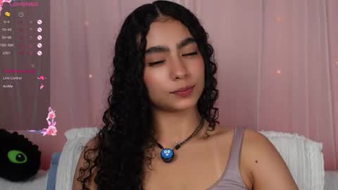 Snapshot of vicky_curly chatting on 09.14.25 vicky_curly online show from 09.14.25