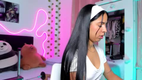 Snapshot of vickysth1 chatting on 09.28.25 VICTORIA 3 online show from 09.28.25