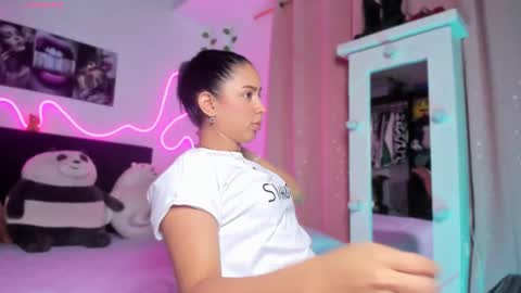 Snapshot of vickysth1 chatting on 10.19.25 VICTORIA 3 online show from 10.19.25