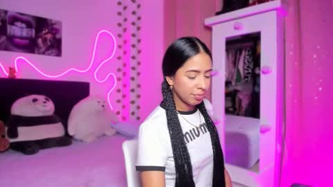 Snapshot of vickysth1 chatting on 10.21.25 VICTORIA 3 online show from 10.21.25