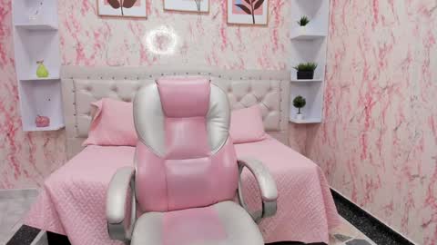 Snapshot of victoria_houston chatting on 12.27.24 Victoria Houston online show from 12.27.24