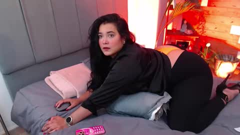 Snapshot of victoria_monteroo chatting on 10.27.25 Call me Vic online show from 10.27.25