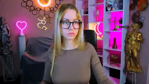 Snapshot of victoria_pretty_ chatting on 10.12.25 Victoria online show from 10.12.25